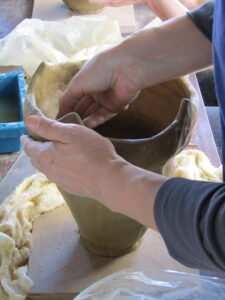土器の磨き作業中